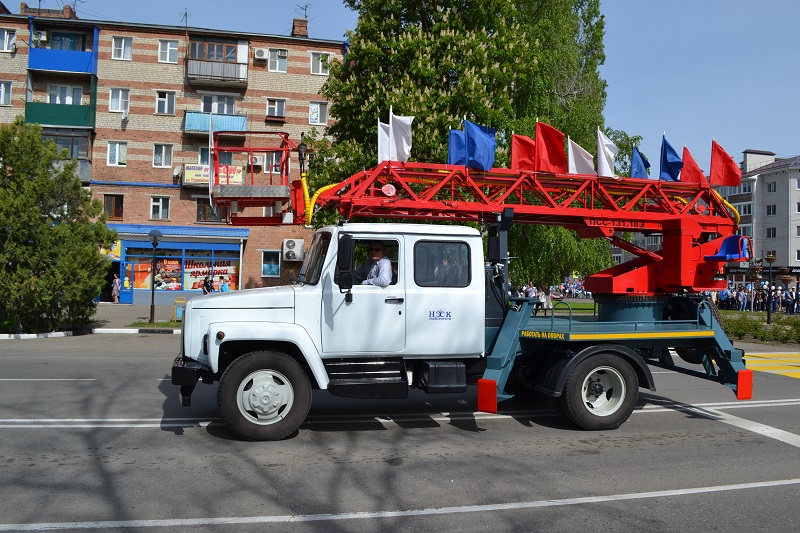 Фото, Празднование Первомая в Тихорецке. Сотрудники филиалов АО «НЭСК» «Тихорецкэнергосбыт» и АО «НЭСК-электросети» «Тихорецкэлектросеть» приняли участие в шествии трудовых коллективов на Первомае