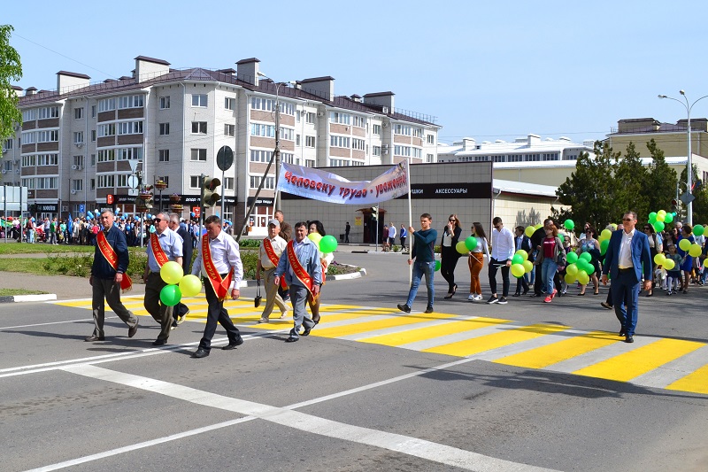 Фото, Празднование Первомая в Тихорецке. Сотрудники филиалов АО «НЭСК» «Тихорецкэнергосбыт» и АО «НЭСК-электросети» «Тихорецкэлектросеть» приняли участие в шествии трудовых коллективов на Первомае