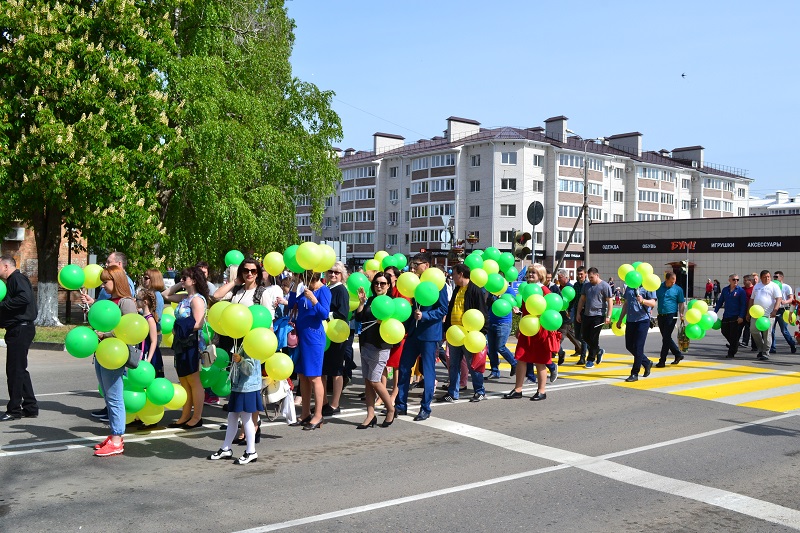 Фото, Празднование Первомая в Тихорецке. Сотрудники филиалов АО «НЭСК» «Тихорецкэнергосбыт» и АО «НЭСК-электросети» «Тихорецкэлектросеть» приняли участие в шествии трудовых коллективов на Первомае
