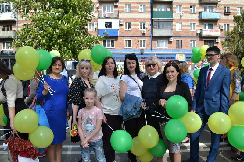 Фото, Празднование Первомая в Тихорецке. Сотрудники филиалов АО «НЭСК» «Тихорецкэнергосбыт» и АО «НЭСК-электросети» «Тихорецкэлектросеть» приняли участие в шествии трудовых коллективов на Первомае